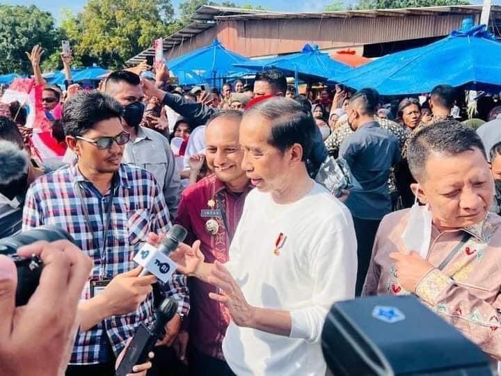 Presiden Republik Indonesia Jokowi melakukan kunjungan ke Pasar Batuphat Timur, Kota Lhokseumawe, Provinsi Aceh.