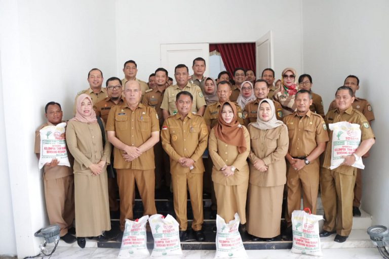 Bupati Sergai H Darma Wijaya foto bersama dengan lainnya usai melakukan launching di Pendopo Kerajaan Bedagai, Komplek Kantor Bupati Sergai, Sei Rampah.