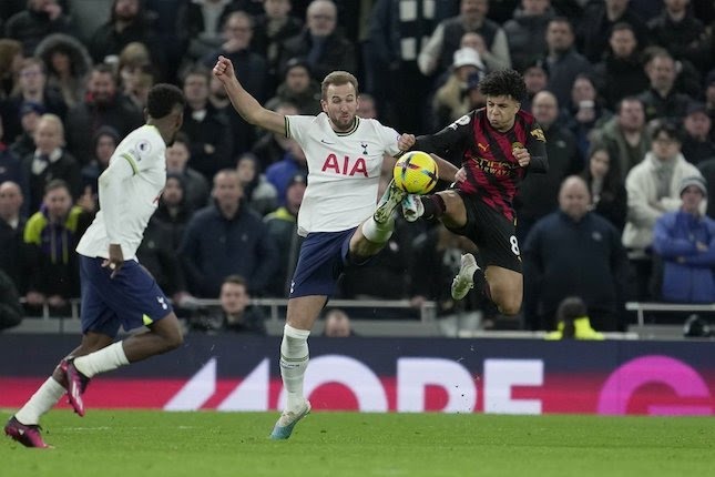 Duel antara penyerang Tottenham Harry Kane dengan bek sayap Manchester City, Rico Lewis pada pekan ke-22 Liga Inggris 2022/2023.