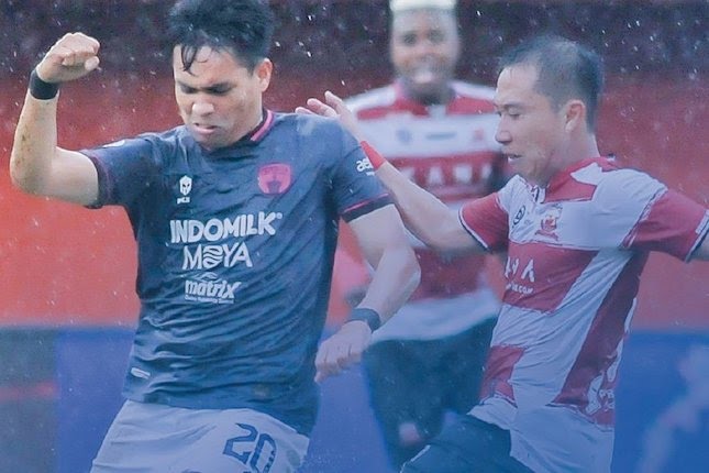 Duel Madura United melawan Persita Tangerang di laga pekan ke-25 BRI Liga 1 2022/2023 di Stadion Gelora Madura Ratu Pamelingan.