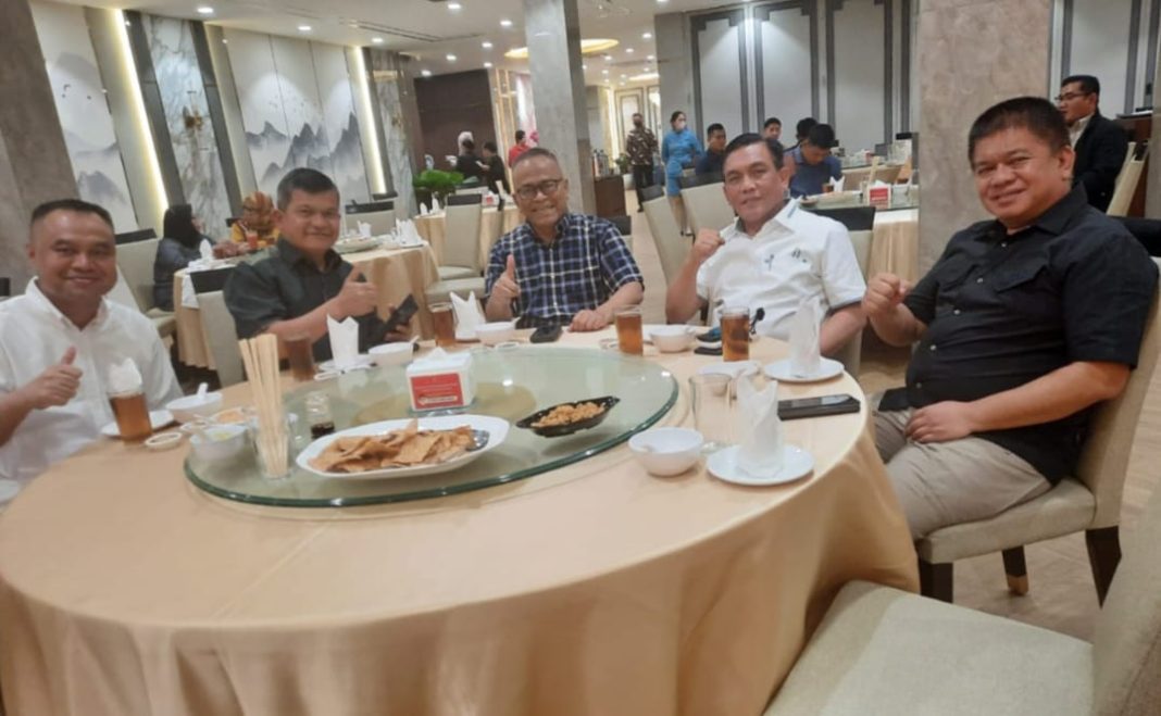 Ketua Umum PWI Pusat Atal S Depari bersama Kapolda Sumut Irjen Pol Panca Putra, Pangdam I/BB Mayjen TNI Achmad Daniel Chardin, Kabinda Sumut Brigjen TNI Asep Jauhari Puja Laksana, dan Ketua PWI Sumut Farianda Sinik di Restaurant Seafood Jumbo Medan.