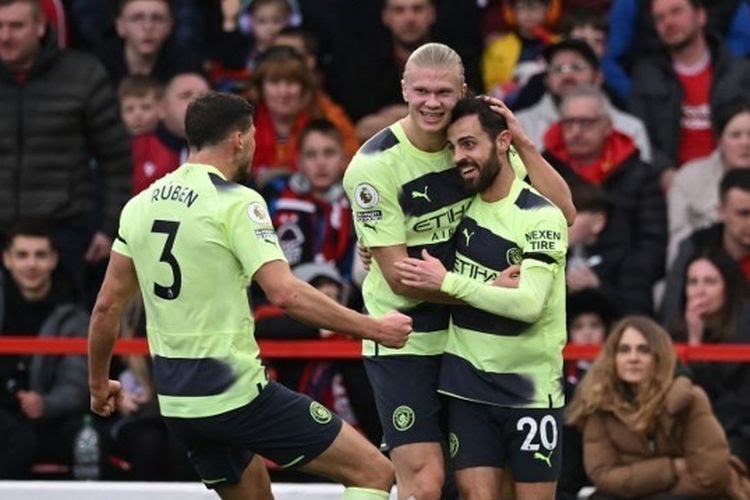 Gelandang Portugal Bernardo Silva saat berselebrasi seusai mencetak gol buat Man City dalam pertandingan melawan Nottingham Forest pada pekan ke-24 Liga Inggris 2022-2023 di Stadion City Ground.