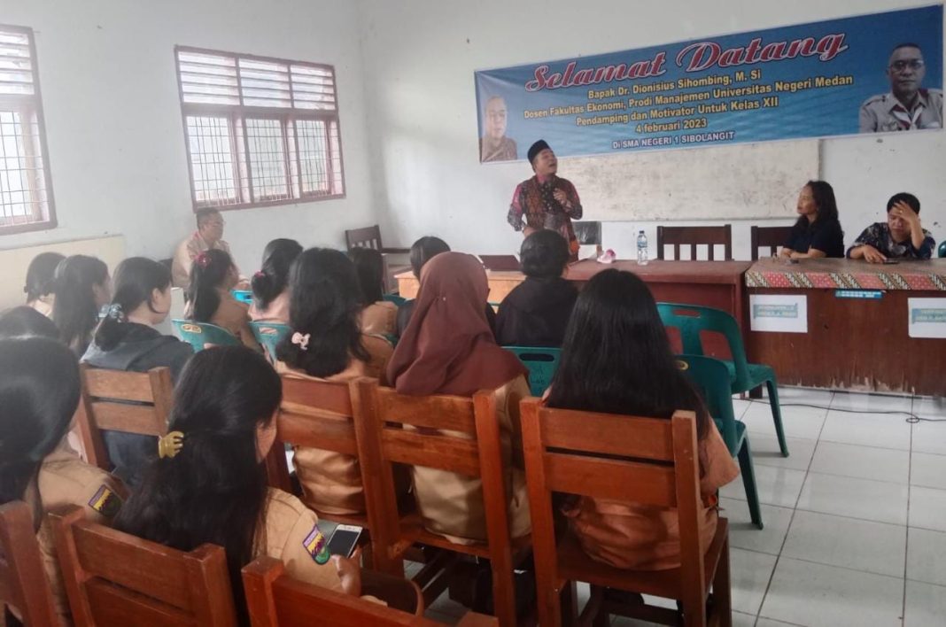 Kepala Sekolah SMA Negeri 1 Sibolangit Ebeneser Hutasoit dan akademisi Unimed Dr Dionisius Sihombing MSi foto bersama dengan siswa-Siswi Kelas XII, di Sibolangit.