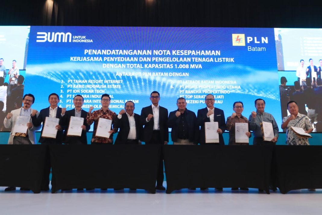 Direktur Utama PLN Darmawan Prasodjo foto bersama seusai penandatanganan nota kesepahaman (MoU) dengan 8 pimpinan perusahaan di Batam.