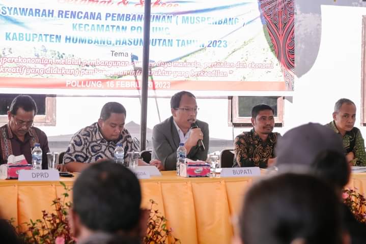 Bupati Humbahas Dosmar Banjarnahor didampingi sejumlah pimpinan OPD nya tampak menghadiri Musrembang Kecamatan Pollung.