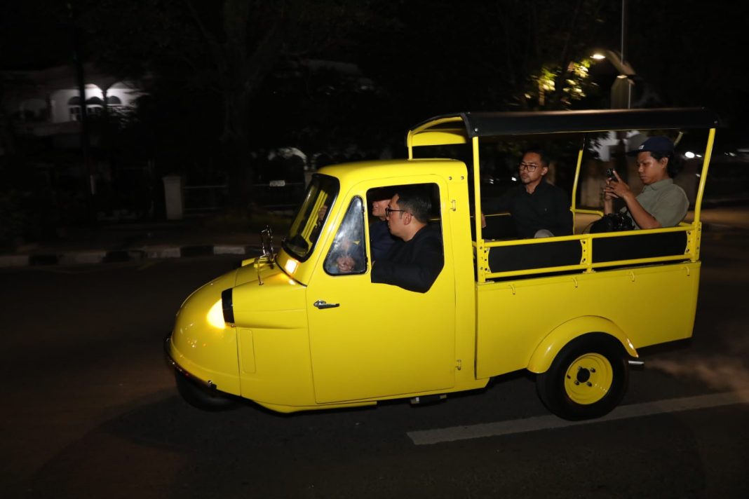 Wakil Gubernur Sumut Musa Rajekshah mengajak Gubernur Jawa Barat Ridwan Kamil keliling Kota Medan dengan mengendarai bemo midget dan kemudian makan di Warung Makan Mbak Bolek, Jalan Wajir Medan.