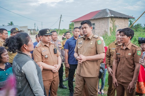 Wali Kota Medan Bobby Nasution mengunjungi rumah Irma Gultom yang tengah direnovasi di Blok 34 Lingkungan XVII, Kelurahan Belawan Sicanang, Kecamatan Medan Belawan.