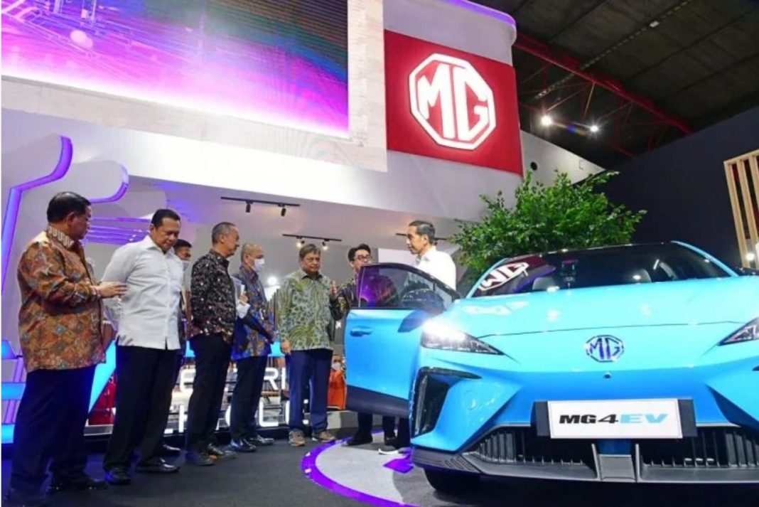 Presiden Jokowi saat membuka pameran otomotif IIMS 2023, di JIExpo Kemayoran, Jakarta.