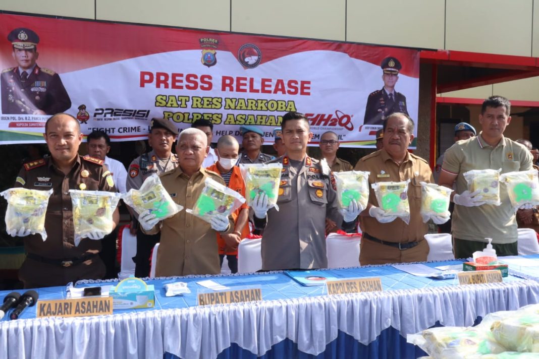 Polres Asahan didampingi Forkopimda plus menggelar press release pengungkapan sindikat peredaran narkoba jenis sabu serta mengamankan 50 Kg sabu, di halaman Mapolres Asahan.