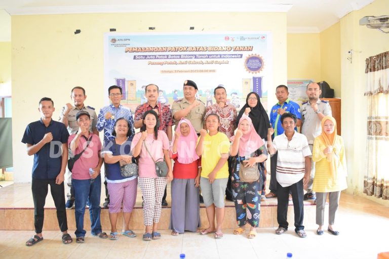 Staf Ahli Bidang Kemasyarakatan dan Sumber Daya Manusia Pemko Sibolga Drs Yasman MM menghadiri pelaksanaan Gemapatas tanah di Aula Kantor Kelurahan Aek Parombunan, Kecamatan Sibolga Selatan.