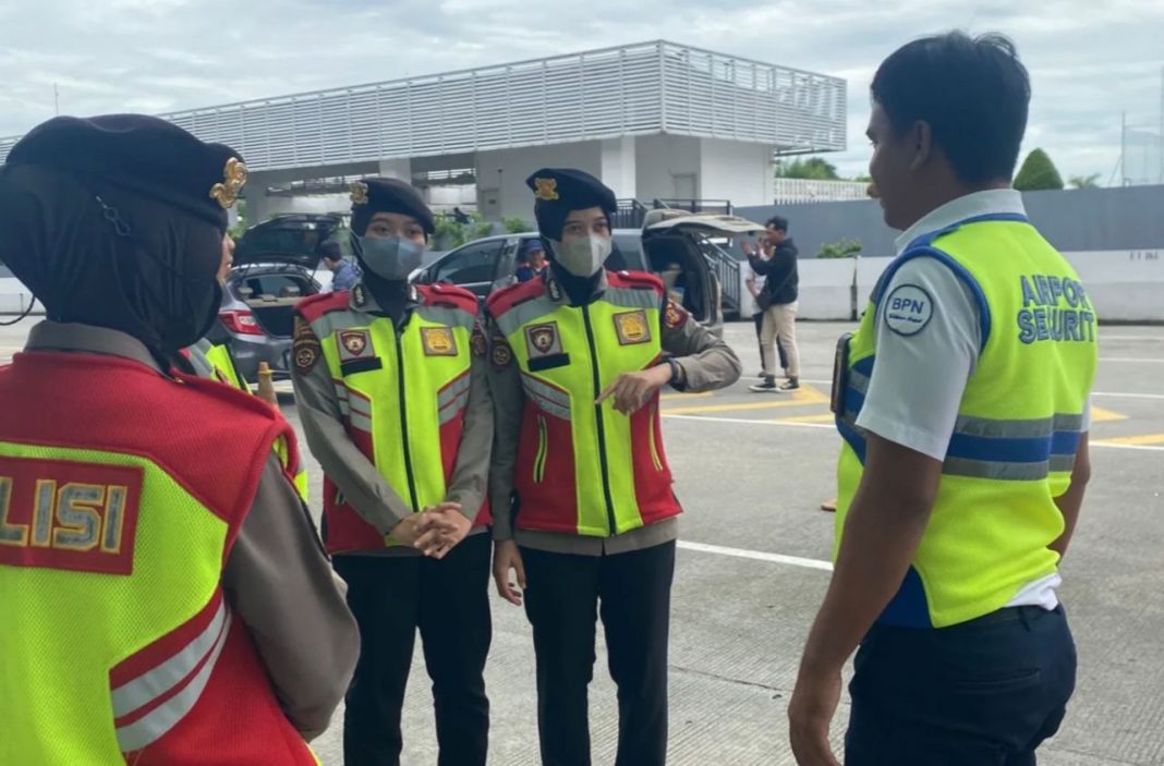 Direktorat Samapta Polda Kaltim melalui personel Polwan melaksanakan patroli ke Bandara Sultan Aji Muhammad Sulaiman, Kota Balikpapan.