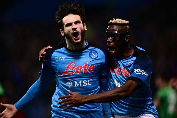 Penyerang Napoli Khvicha Kvaratskhelia (kiri) merayakan dengan Victor Osimhen setelah membuka skor selama pertandingan sepak bola Liga Italia 2022-2023 antara Sassuolo vs Napoli di MAPEI Stadium.