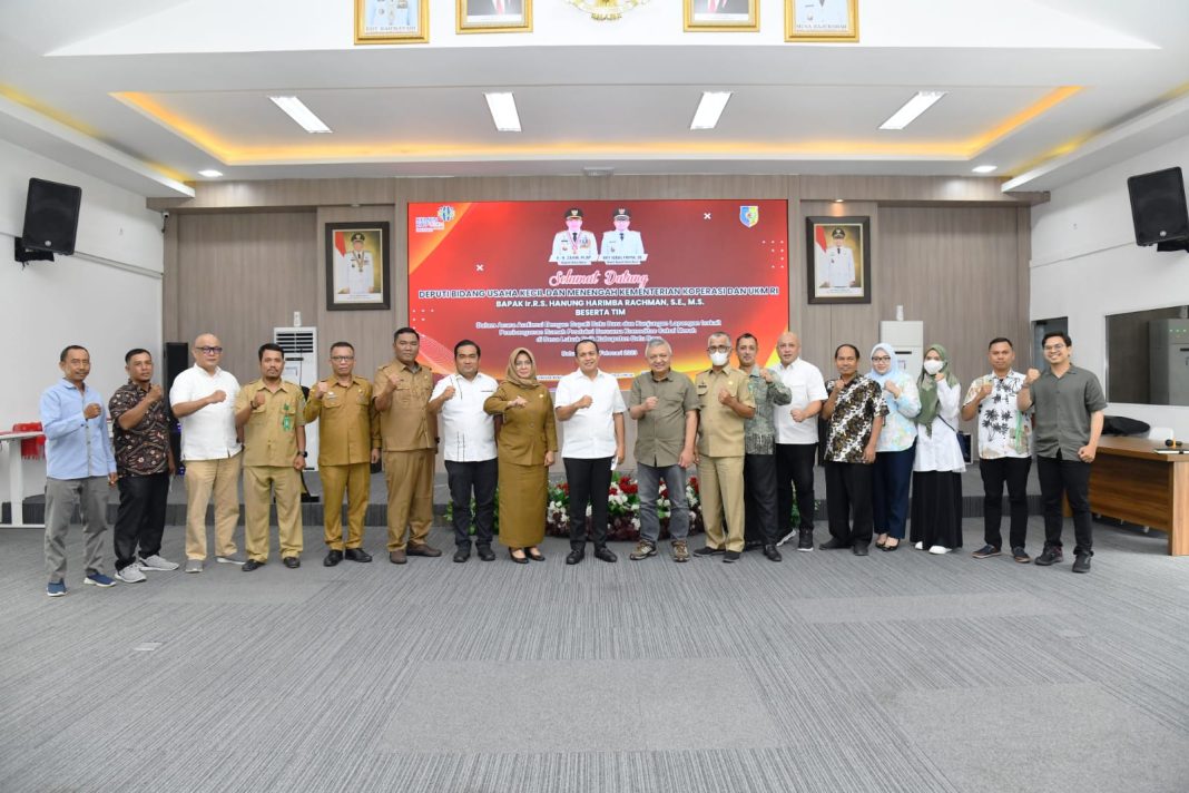 Bupati Batubara Ir H Zahir MAP foto bersama usai menerima audiensi Deputi Bidang Usaha Kecil dan Menengah Kementerian Koperasi dan UKM RI Hanung Harimba Rahman di aula Rumah Dinas Bupati, Komplek Inalum, Tanjung Gading, Kecamatan Sei Suka.