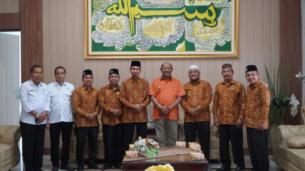 Plt Bupati Langkat H Syah Afandin menerima audiensi di Rumah Dinas Bupati Kota Stabat.