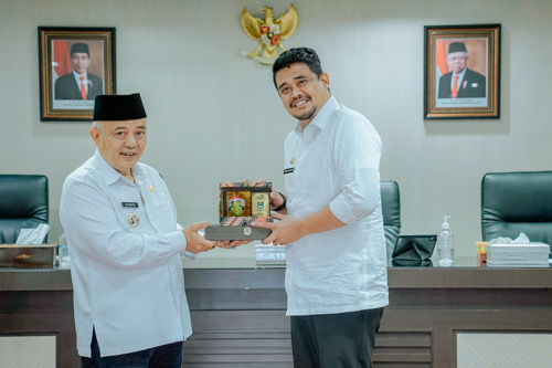 Wali Kota Medan Bobby Nasution menerima kedatangan Bupati Malang HM Sanusi di Balai Kota Medan.