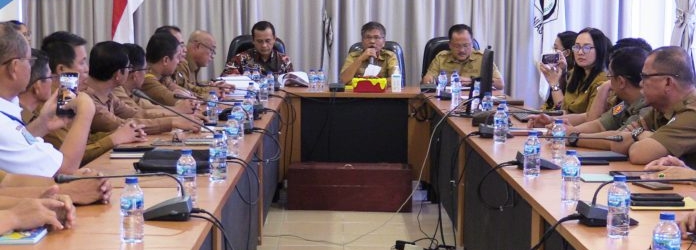 Penyerahan piagam penghargaan dilakukan Kepala KPPN Gunungsitoli Jakson Sunario Panjaitan kepada Bupati Nias Selatan Dr Hilarius Duha SH MH didampingi Wakil Bupati Firman Giawa SH MH di Ruang Pimpinan Kantor Bupati Nias Selatan.