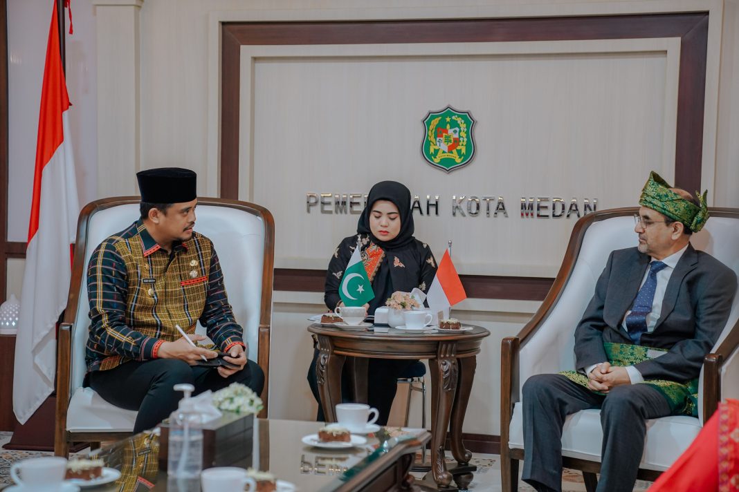 Wali Kota Medan Bobby Nasution menerima kedatangan Dubes Pakistan untuk Indonesia Mr Muhammad Hasan di Balai Kota Medan.