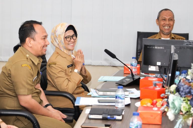 Wali Kota Pematangsiantar dr Susanti Dewayani SpA saat memaparkan pembangunan Kota Pematangsiantar di acara penilaian PPD Tahun 2023 di kantor Bappelitbang Sumut, Jalan Diponegoro Medan.