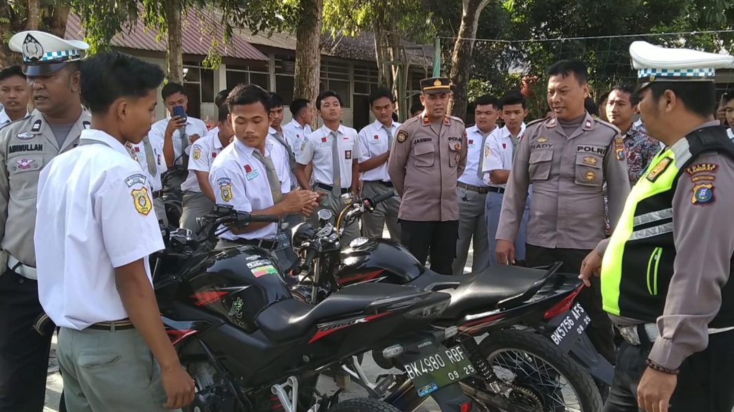 Personel Polsek Kuala menertibkan kendaraan dengan knalpot blong di Lingkungan V, Kelurahan Bela Rakyat, Kecamatan Kuala, Kabupaten Langkat.