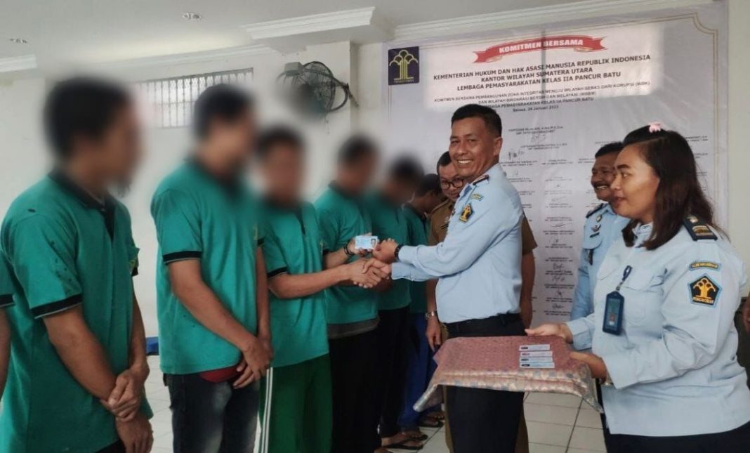 Kelapa Lapas Kelas IIA Pancurbatu Haposan Silalahi AmdIP SSos menyerahkan hasil perekaman e-KTP kepada WBP Lapas Kelas IIA Pancurbatu.