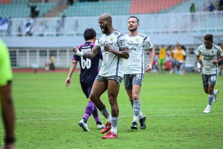 David da Silva penyerang Persib ketika sukses mencetak gol lewat titik putih dalam pertandingan RANS Nusantara vs Persib pada pekan ke-25 Liga 1 2022-2023, di Stadion Pakansari, Cibinong, Kabupaten Bogor.