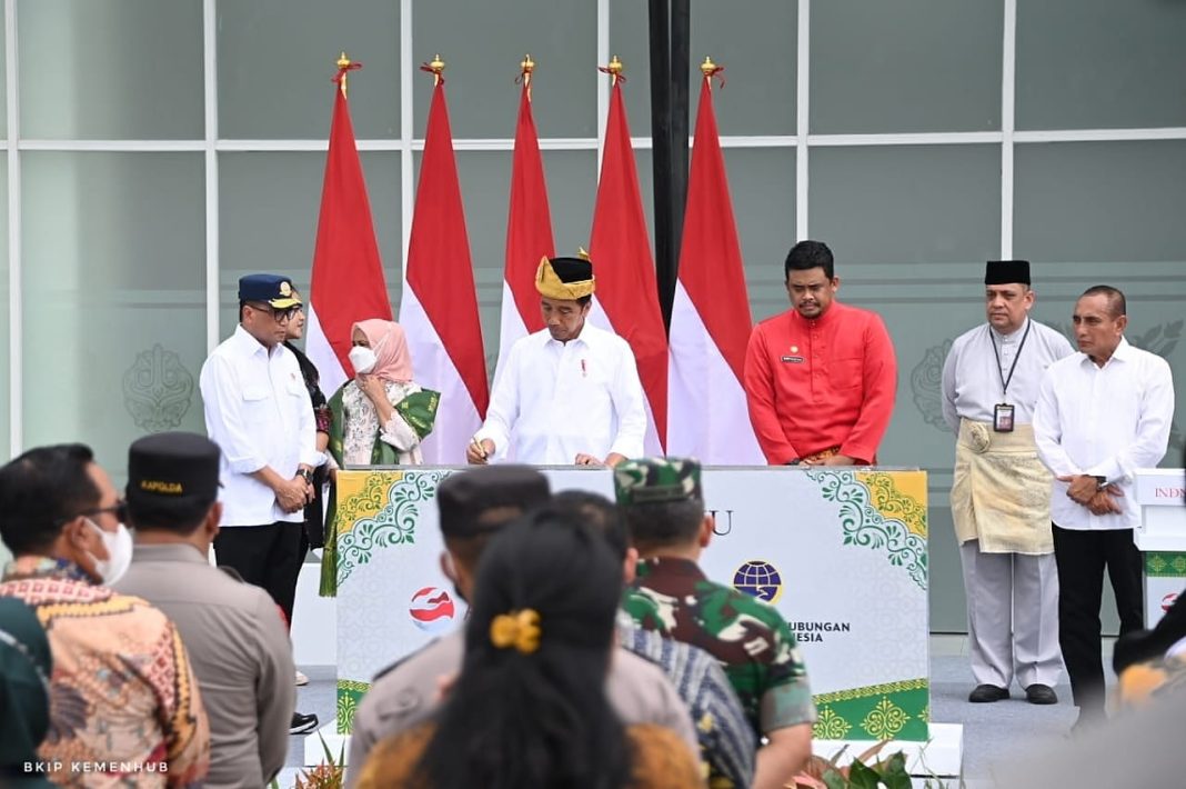 Gubernur Sumut Edy Rahmayadi mendampingi Presiden RI Jokowi meresmikan secara simbolis dua Terminal Tipe A di Sumut yang terletak di Tipe A Amplas dan Tipe A Tanjung Pinggir yang ada di Kota Pematangsiantar, Kamis (9/2/2023). Peresmian ini dilaksanakan di Terminal Tipe A Amplas, Jalan Panglima Denai, Timbang Deli, Kecamatan Amplas, Kota Medan.