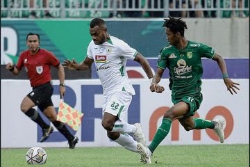 Suasana pertandingan antara Persebaya Surabaya melawan PSS Sleman.