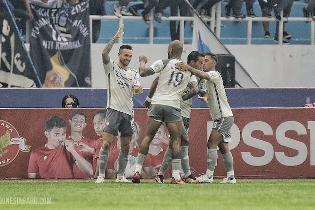Skuat Persib Bandung merayakan gol Marc Klok ke gawang PSIS Semarang.