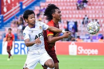 Pemain Persik Kediri Riyatno Abiyoso berduel dengan pemain RANS Nusantara FC Ady Setiawan pada laga pekan ke-26 Liga 1 2022/2023 di Stadion Brawijaya, Kediri