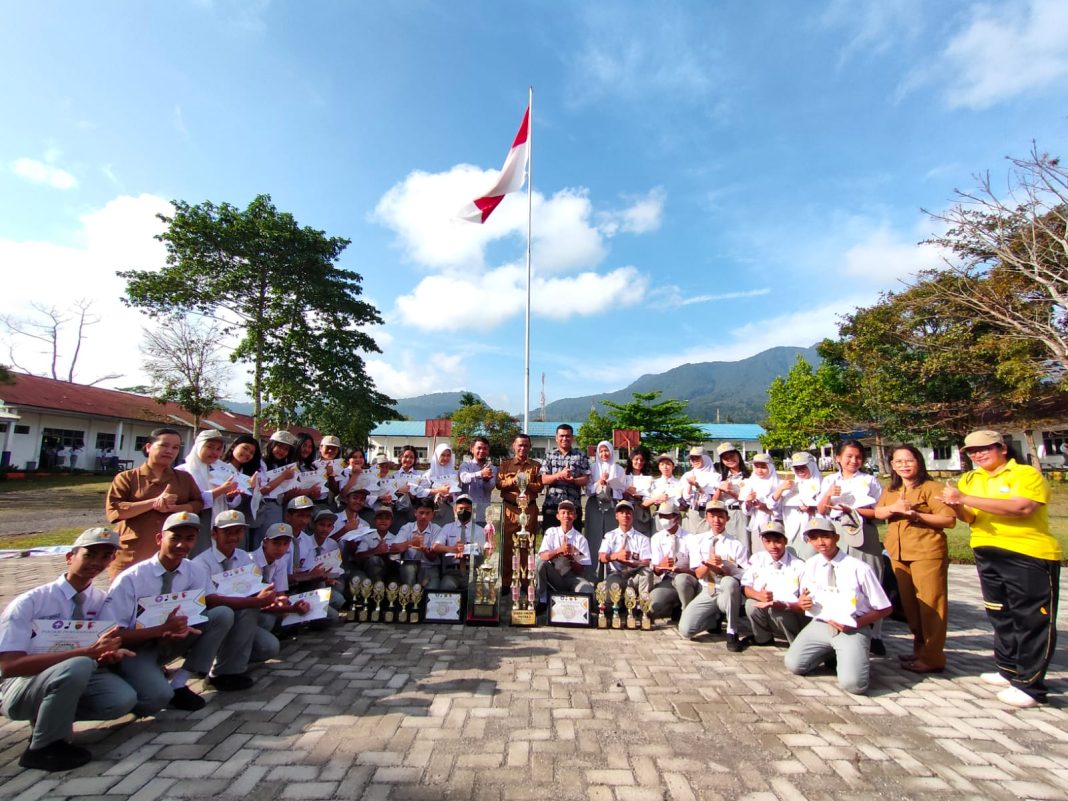 Kepala Sekolah SMAN 1 Sibolangit Ebeneser Hutasoit foto bersama dengan para guru dan siswa usai mengumumkan pencapaian juara di lapangan olahraga SMAN 1 Sibolangit.