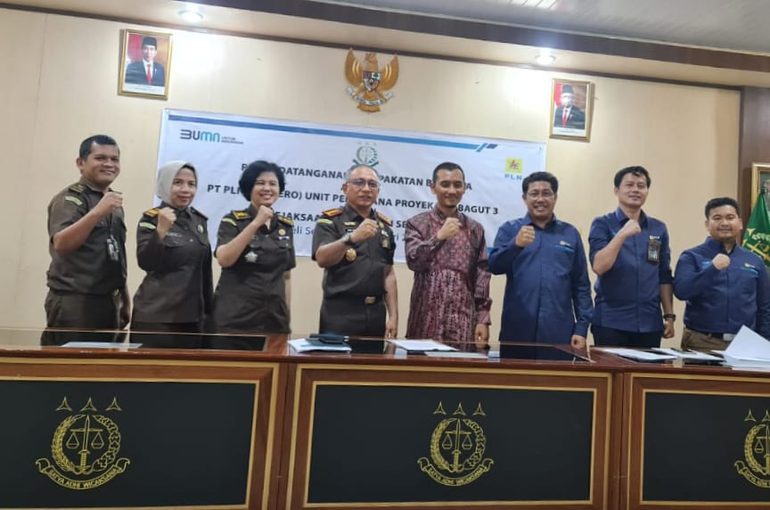 PT PLN Unit Pelaksana Proyek Sumbagut 3 melakukan penandatanganan kesepakatan bersama dengan Kejaksaan Negeri Deliserdang, dan foto bersama.