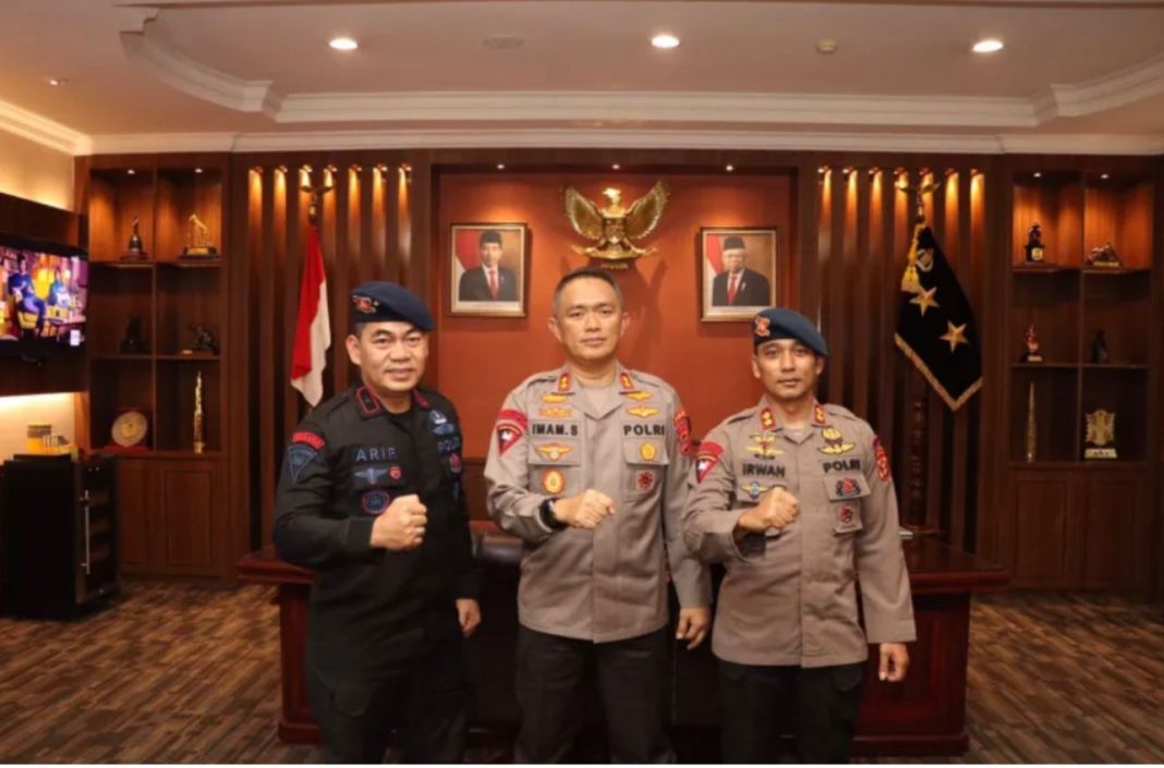 Kapolda Kaltim Irjen Pol Drs Imam Sugianto MSi foto bersama usai menyambut hangat kunjungan kerja Komandan Pasukan Brimob Brigjen Pol Reza Arief Dewanto SIK di Mapolda Kaltim.