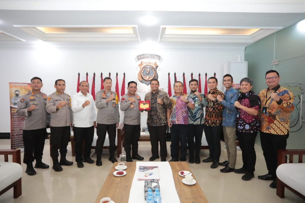 Executive General Manager Pertamina Patra Niaga Regional Sumbagut, Freddy Anwar foto bersama saat kunjungan silaturahmi dan audiensi dengan Kapolda Sumut, Irjen Pol RZ Panca Putra Simanjuntak di Polda Sumut.