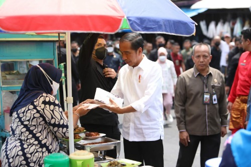 Presiden Joko Widodo saat mengunjungi Pasar Bakti, Jalan AR Hakim, Kecamatan Medan Area.