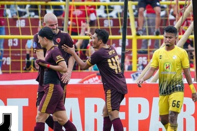 Skuat PSM Makassar merayakan gol Wiljan Pluim ke gawang Barito Putera.