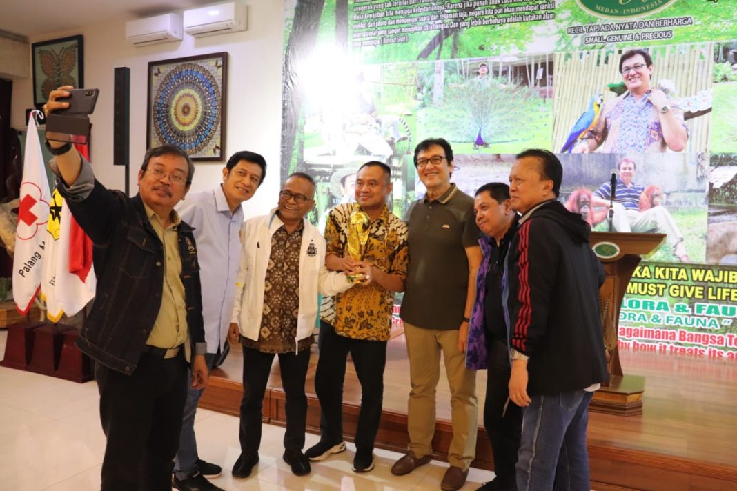 Ketua Umum PWI Pusat yang juga Penanggung Jawab Hari Pers Nasional 2023, Atal S Depari dan Ketua PWI Sumut Farianda Putra Sinik dan rombongan foto bersama ketika menyambangi Rahmat International Wildlife Museum & Gallery) di Jalan S Parman, Medan.