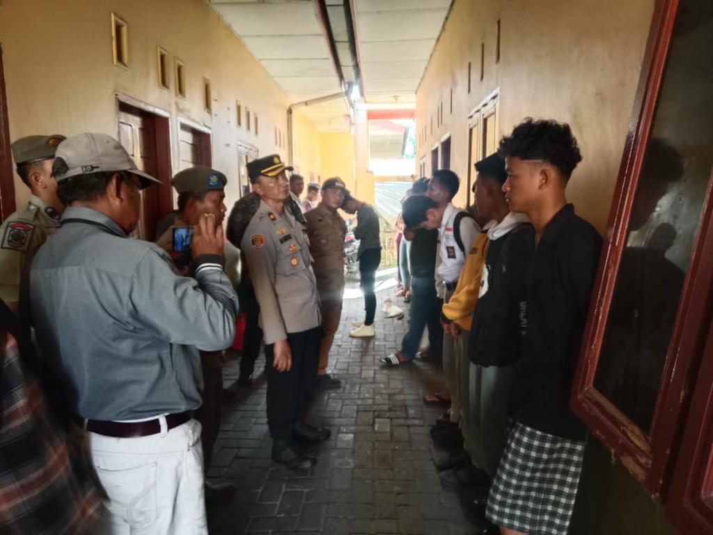 Kapolsek Binjai Kota Kompol Moch Guntur Pryantoko memberi arahan terhadap keempat pelajar yang terjaring dalam razia Rumah Kos di Jalan Tamtama, Lingkungan IV, Kelurahan Satria, Kecamatan Binjai Kota, Kota Binjai.