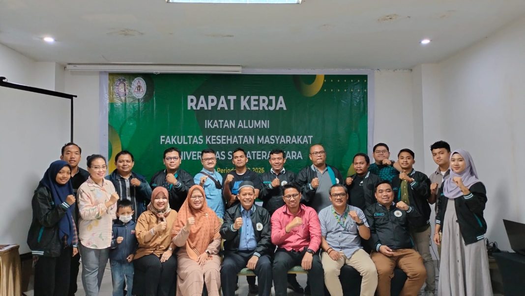 Ketua FKM IKA USU Edi Subroto foto bersama peserta Raker.