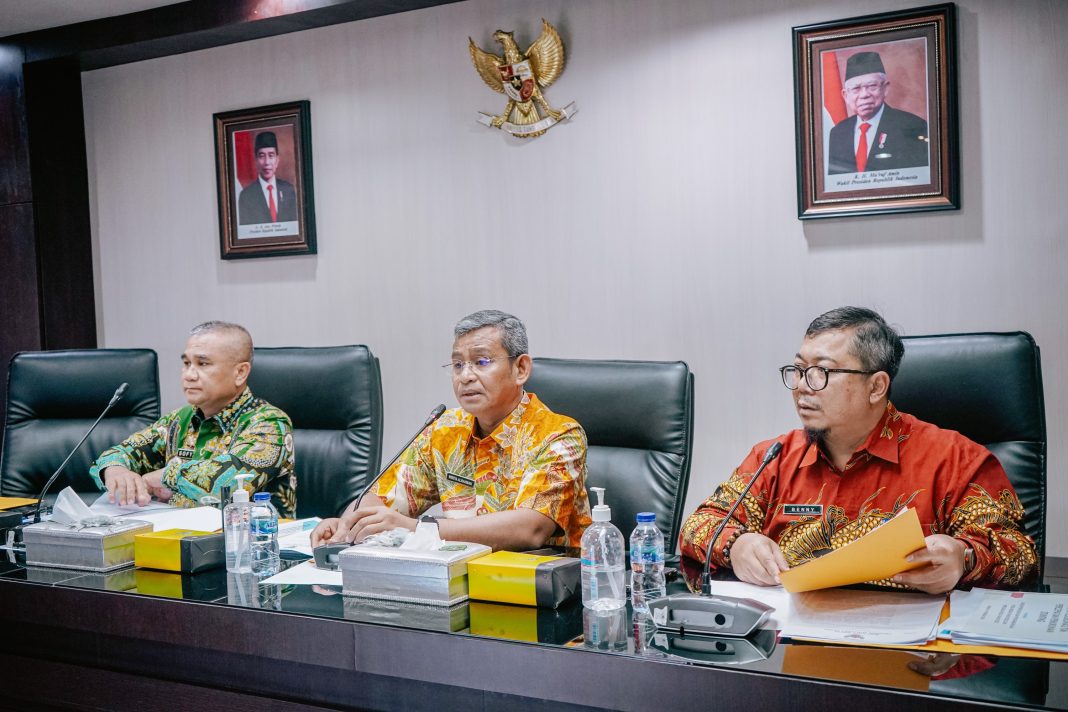 Sekda Medan Wiriya Alrahman memimpin Rapat Koordinasi Tim Penurunan Stunting di Kota Medan di Balai Kota Medan.