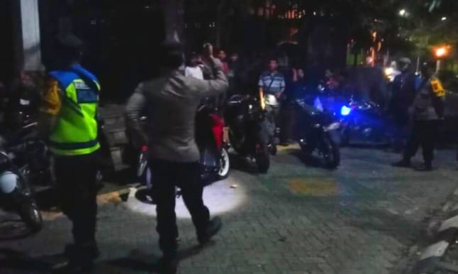 Personel Polsek Binjai Kota mengamankan belasan sepeda motor dalam kegiatan razia di Taman PUPR Jalan Speksi, Kelurahan Setia, Kecamatan Binjai Kota, Kota Binjai.