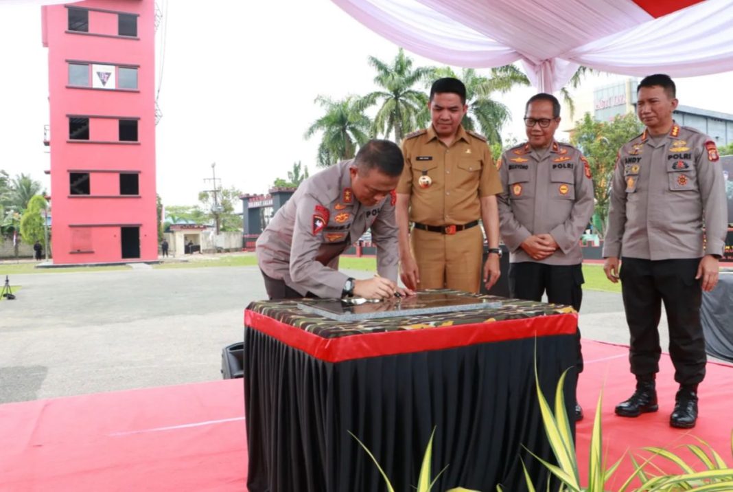 Kapolda Kaltim Irjen Pol Drs Imam Sugianto MSi menandatangani prasasti peresmian tower mountenering di Mako Brimob Batalyon B Pelopor Samarinda.