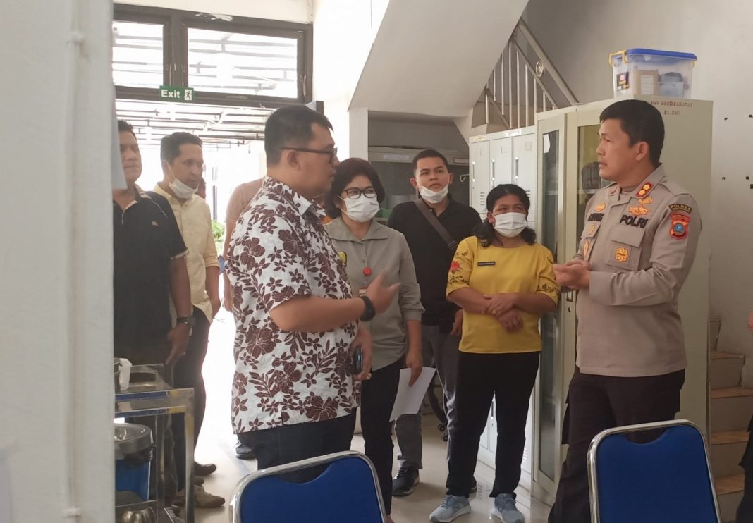 Kapolres Simalungun AKBP Ronald Sipayung didamping Dirut RSUD Parapat dr Hendry Jimmi Gultom saat meninjau kesiapan ruangan UGD RSUD Parapat Kecamatan Girsang Sipanganbolon, Simalungun.