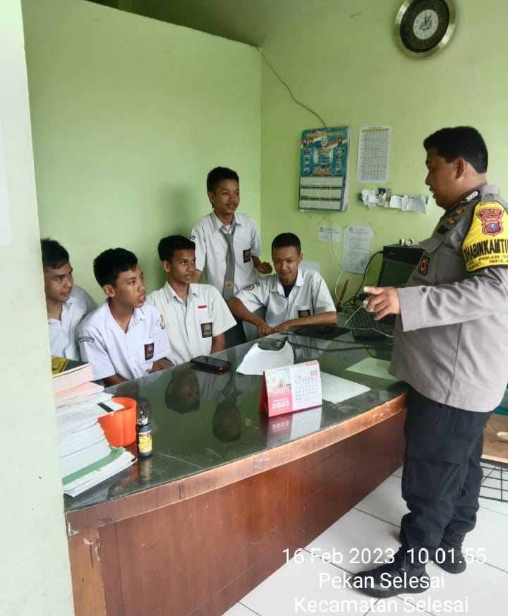 Personel Polsek Selesai menyampaikan imbauan kepada para pelajar SMAN 1 Kota Binjai.