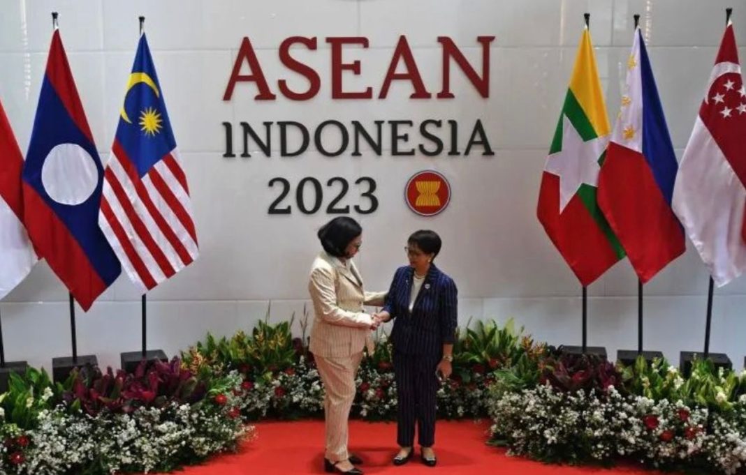 Menlu RI Retno Marsudi menyambut Menlu Timor Leste Adaljiza Magno dalam pertemuan Dewan Koordinasi Asean (Asean Coordinating Council/ACC) di Jakarta.