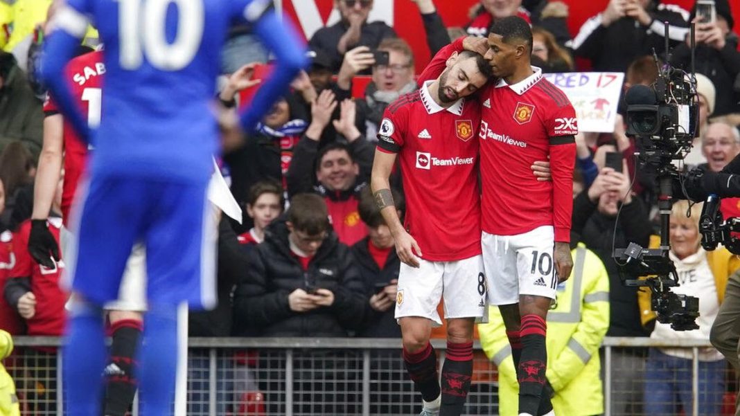 Pemain MU Marcus Rashford dan Bruno Fernandes merayakan gol yang dicetak ke gawang Leicester City pada laga Liga Inggris di Stadion Old Trafford.