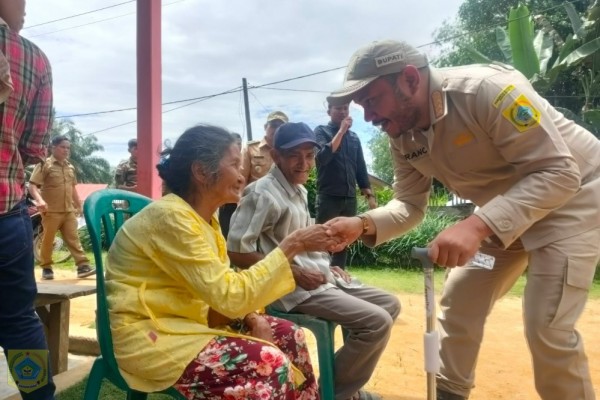 Bupati Pakpak Bharat Franc Bernhard Tumanggor menyerahkan bantuan alat kesehatan kepada warga di masing-masing desa se Kecamatan Pagindar, Kabupaten Pakpak Bharat.