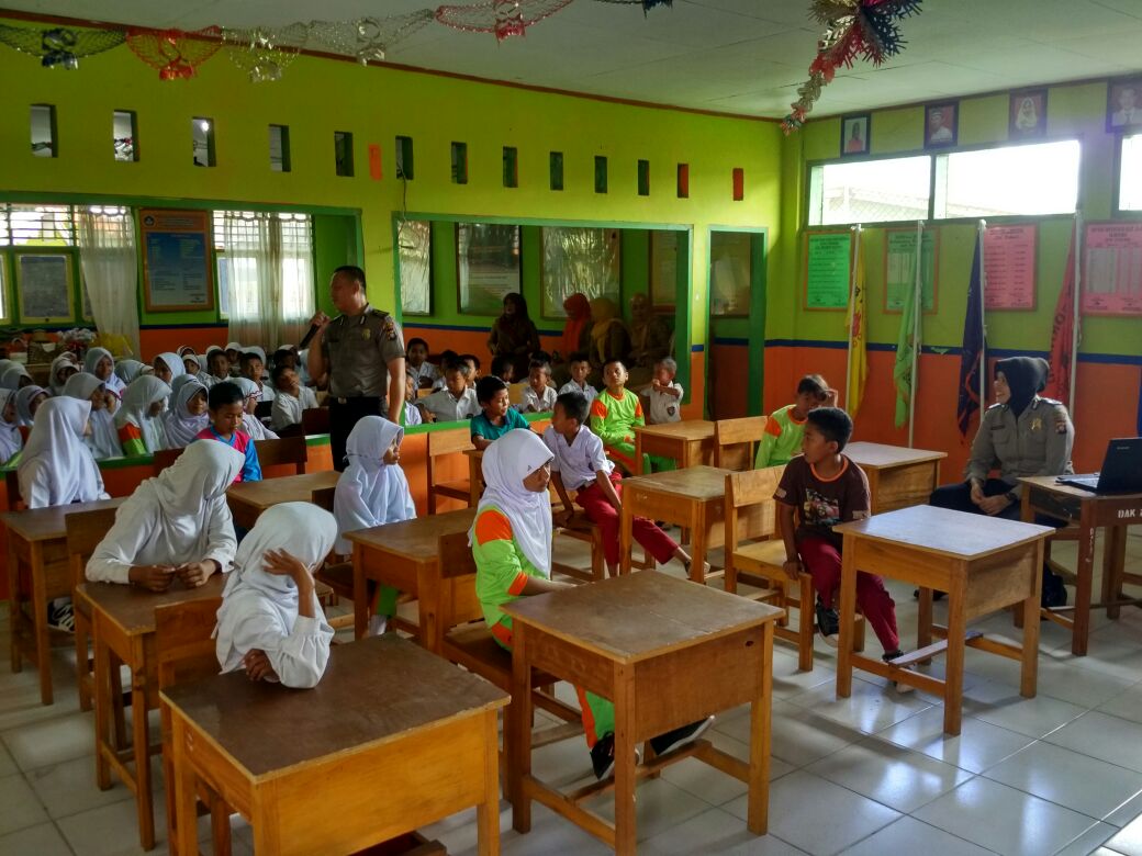 Personel Polsek Binjai Selatan mensosialisasikan gerakan anti bully di SDN 020617 Jalan Sei Musim, Lingkungan II, Kelurahan Tanah Seribu, Kecamatan Binjai Selatan, Kota Binjai.