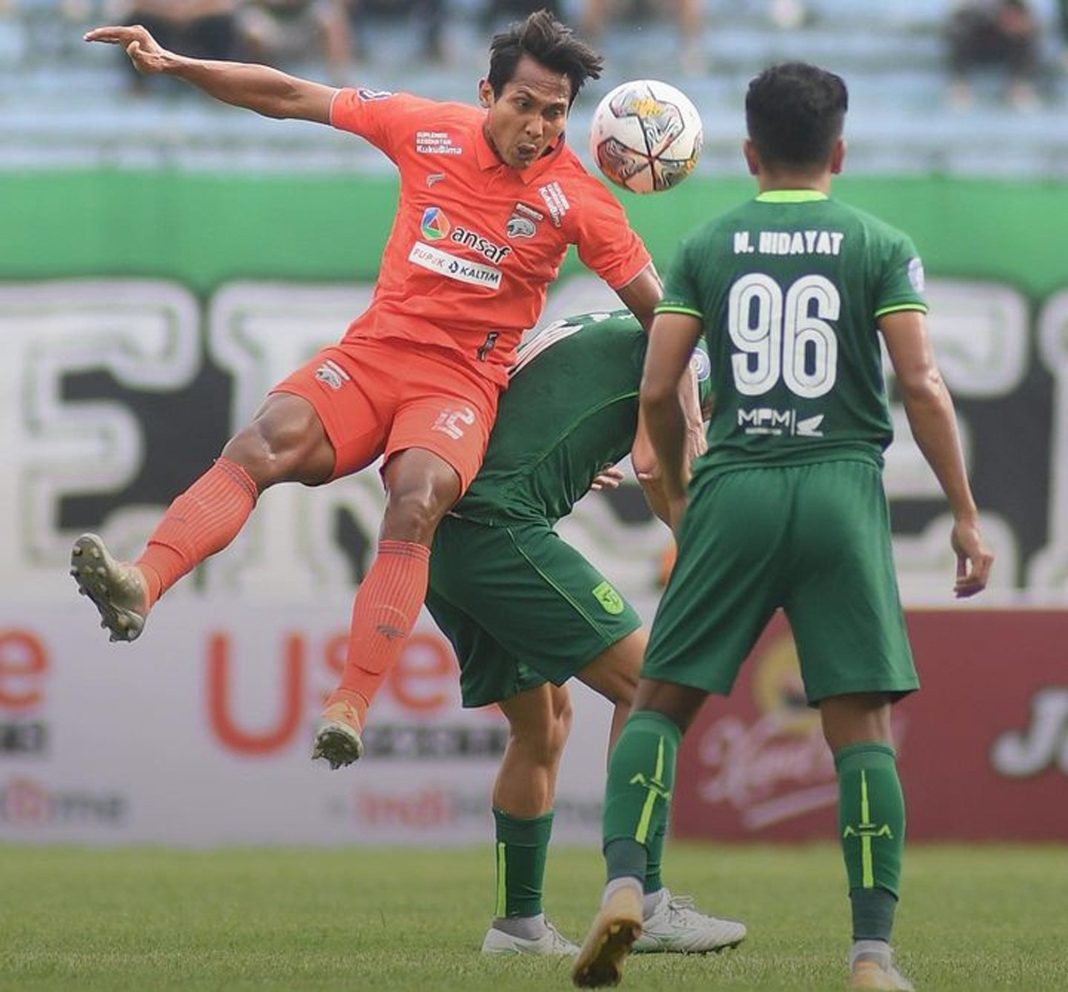 Suasana pertandingan antara Persebaya melawan Borneo FC pada lanjutan Liga 1 2022/2023 di Stadion Gelora Joko Samudro, Gresik.