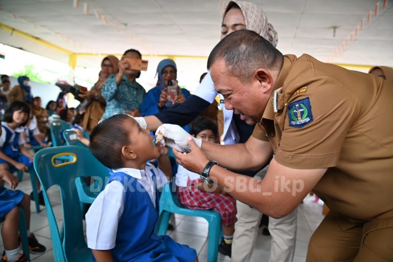 Wali Kota Sibolga H Jamaluddin Pohan melakukan Sub PIN Polio Kota Sibolga di TK Negeri Pembina, Kelurahan Huta Tonga-tonga, Kecamatan Sibolga Utara.