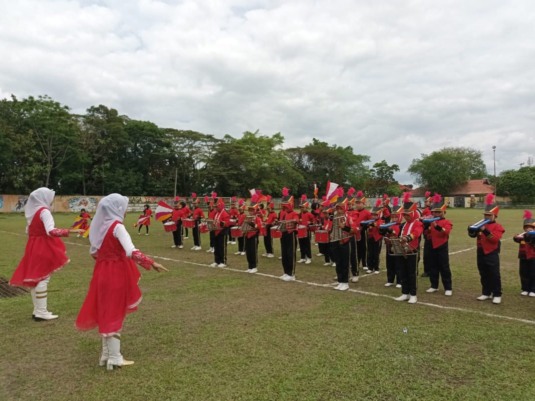 Grup drum band SDN 132406 Kota Tanjungbalai sukses tampil pada Opening Ceremony Turnamen Sepak Bola Sixty Six Cup 2023 di Stadion Asahan Sakti Kota Tanjungbalai.